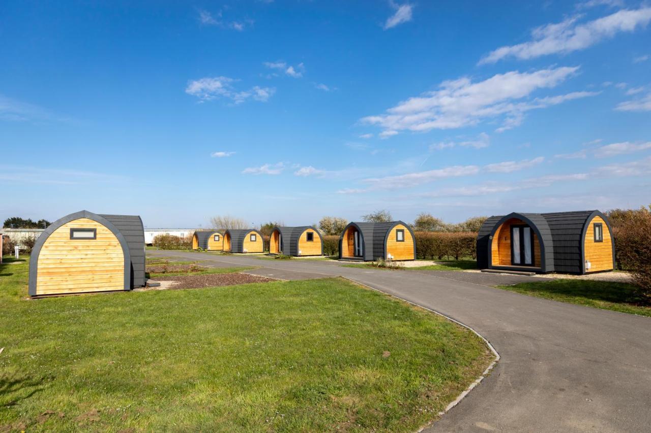 Camping Pods, Dovercourt Holiday Park Hotel ฮาริตช์ ภายนอก รูปภาพ