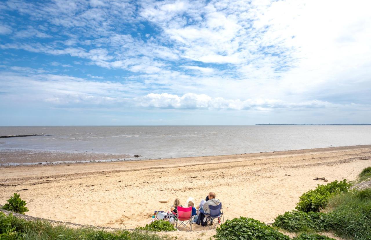 Camping Pods, Dovercourt Holiday Park Hotel ฮาริตช์ ภายนอก รูปภาพ